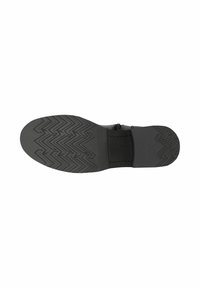 Pohled zespodu na černou botu s texturovanou gumovou podrážkou se zigzagovými vzory a hladkým plochým podpatkem. Žádné další designové detaily nejsou viditelné.