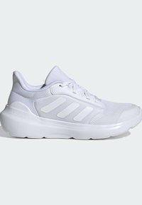 Chaussure de sport blanche avec empeigne en mesh, accents synthétiques et trois bandes horizontales. Dispose d'un amorti Cloudfoam et d'une semelle arrondie.