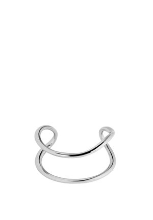 Bracelet manchette ouvert en argent poli avec un design à double bande, présentant une bande qui boucle sur l'autre dans un style minimaliste.