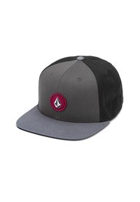 Grå och svart keps med platt skärm, med en rund bordeauxfärgad logopatch i mitten och en texturerad tygfinish.