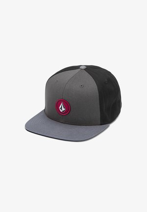 Casquette grise et noire à visière plate, avec un logo rond en bordeaux au centre et une finition en tissu texturé.