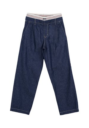 Ciemnoniebieskie spodnie dżinsowe o luźnych nogawkach z białym elastycznym pasem w czerwone i czarne paski oraz małym centralnym logo.