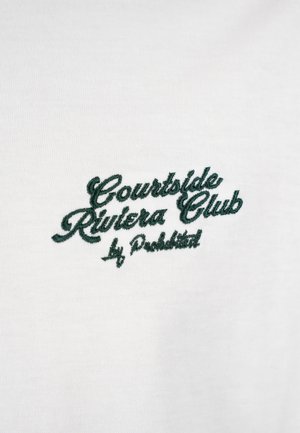 Zelený vyšívaný text „Courtside Riviera Club by Produktet“ na bielom texte, pravdepodobne odev.