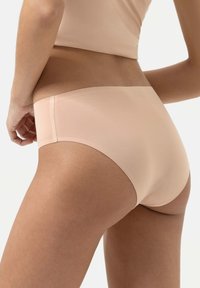 Beige tyg hipster kalsonger med en mjuk yta och låg midja, med en sömlös midjeband och en minimalistisk design.