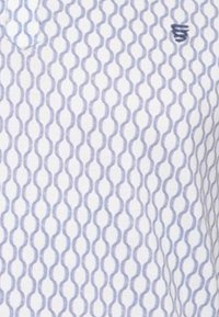 Witte poloshirt met een blauw golfpatroon en een klein geborduurd logo op de borst. Gemaakt van katoen met een soepele textuur.