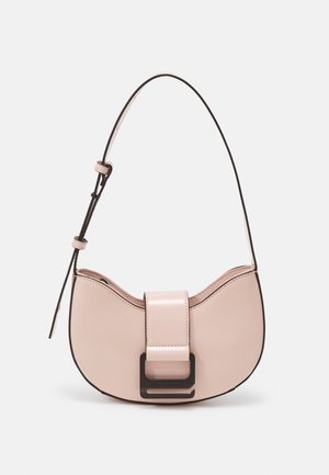 Pequeño bolso de piel rosa curvado con un acabado brillante, que presenta una correa de acento negra y un gran cierre de broche negro. Diseño cruzado.