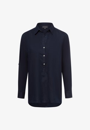 Navyblaue Langarmbluse mit Kragen, ausgestattet mit einer halben Knopfleiste und zwei Brusttaschen. Glattes Material mit einer leicht strukturierten Oberfläche.