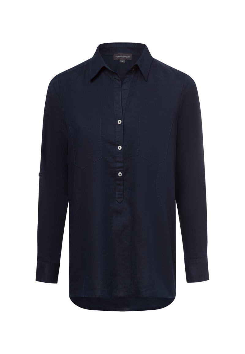 Camicia a maniche lunghe blu navy con colletto, caratterizzata da una patta di bottoni parziale e due tasche sul petto. Tessuto liscio con una finitura leggermente strutturata.