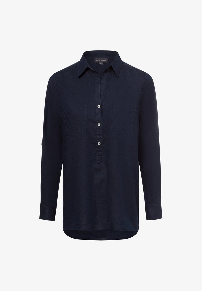 Camicia a maniche lunghe blu navy con colletto, caratterizzata da una patta di bottoni parziale e due tasche sul petto. Tessuto liscio con una finitura leggermente strutturata.