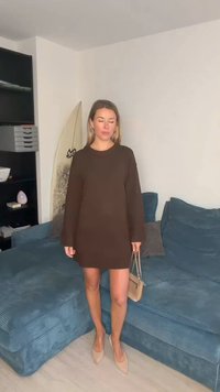 Brun oversized genserkjole med lange ermer, myk tekstur og rund hals. Brukes med beige spisse flate sko og en liten håndveske.