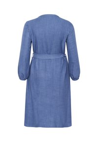 Spijkerjurk in blauw, lichtgewicht stof, lange mouwen met elastische manchetten, een ceintuur om de taille en een middellange lengte. Gladde textuur, eenvoudig ontwerp.
