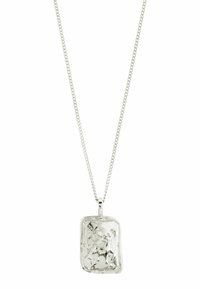 Collana con pendente in argento caratterizzata da un charm rettangolare texturizzato con motivi floreali e figurativi, sospeso a una fine catena.
