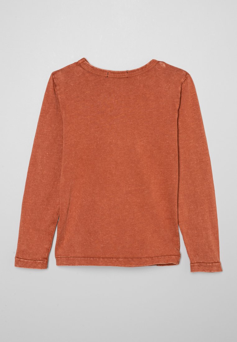 Rustfarbenes Langarmshirt mit Rundhalsausschnitt, schlichten Design und leicht strukturiertem Stoff, flach auf einem grauen Hintergrund ausgelegt.