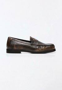 Mocassin homme en cuir marron avec bride penny et semelle noire sur fond blanc, vue de côté.