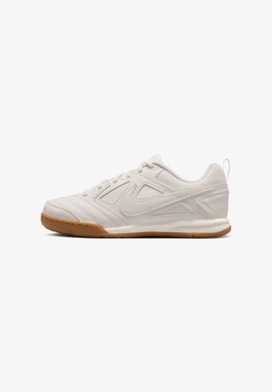 Shoe atlético branco com uma parte superior sintética lisa, accents texturizados e uma sola de borracha caramelizada. Apresenta um fecho de cordões e uma alça na parte de trás.