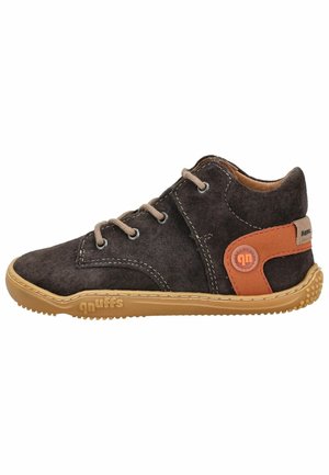 Dunkelbrauner Wildleder-Kinderschuh mit beigen Schnürsenkeln, hellbrauner Gummisohle und orangefarbenem Fersenakzent mit Marken-Details.