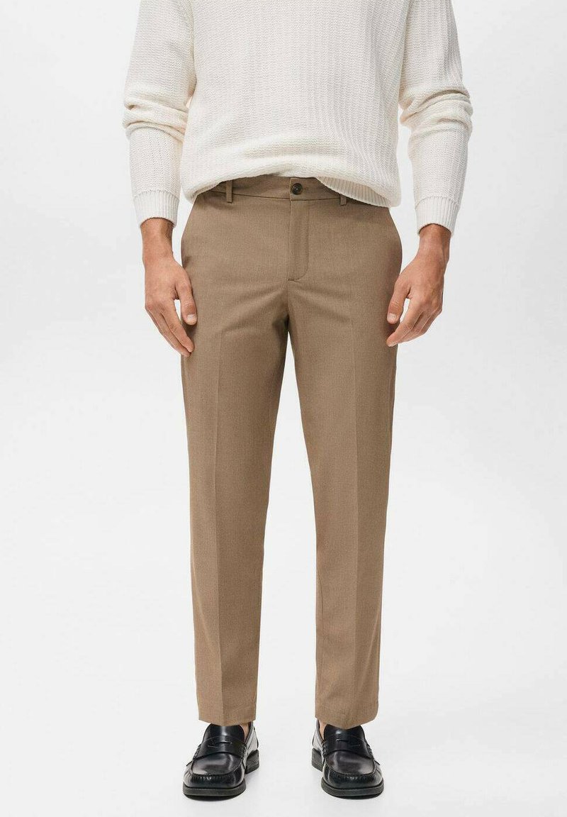 Pantaloni mulați maro, dintr-un material neted, cu un design drept, având un buzunar frontal și o plié subtilă pe fiecare picior.