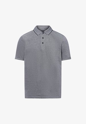 Graues Polohemd mit kurzen Ärmeln, flachem Strickkragen, Knopfleiste mit zwei Knöpfen und dezentem Strukturmuster. Schwarze Akzente entlang der Kragenkanten.