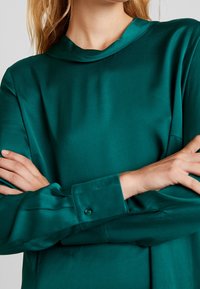 More & More Blus - dark green