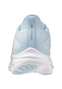 Scarpa sportiva di colore azzurro chiaro con tomaia in rete, collo imbottito e suola bianca. Presenta dettagli rosa e supporto per il tallone testurizzato per una maggiore stabilità.