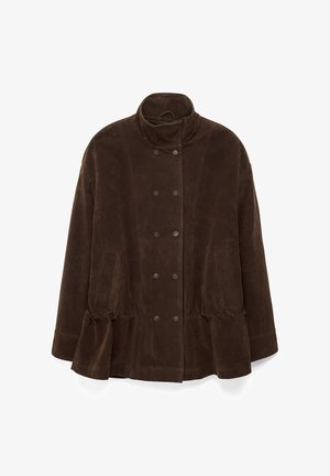 Brun ruskindsjakke med høj krave, dobbelt række af trykknapper, to forlommer og taljeindsnøring.