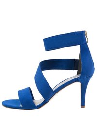 Sandal con tacco alto in suede blu, dotata di tre cinturini larghi e chiusura con zip sul retro.