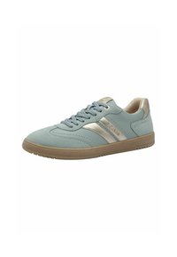 Sneaker in pelle vegana di colore azzurro chiaro con dettagli metallici dorati, lacci grigi e suola in gomma. Presenta cuciture decorative e una superficie liscia.