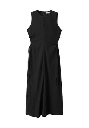 Vestido midi negro sin mangas con cuello redondo, lazos laterales en la cintura y cremallera trasera oculta.