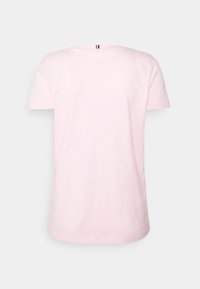 T-shirt rosa a maniche corte in cotone, con scollatura rotonda e taglio dritto. Nessun motivo o disegno visibile.