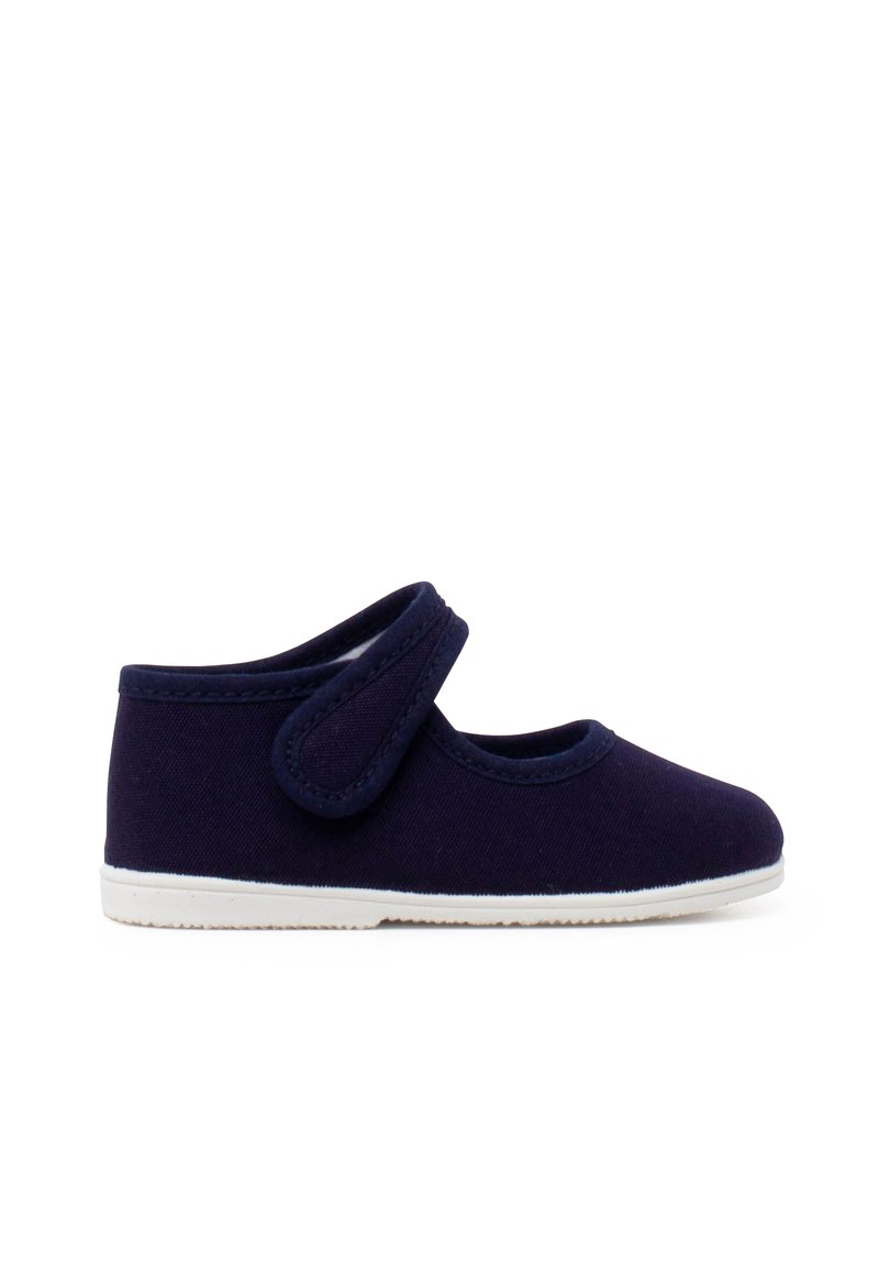 Marineblaue Leinenschuhe mit einem Klettverschluss, runder Zehenkappe und weißer Gummisohle. Glatte Textur ohne sichtbare Muster oder Akzente.