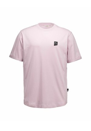 Jasnoróżowy t-shirt z krótkim rękawem i okrągłym dekoltem, z małym czarnym kwadratowym logo na lewej piersi oraz czarną metką na lewym bocznym szwie.