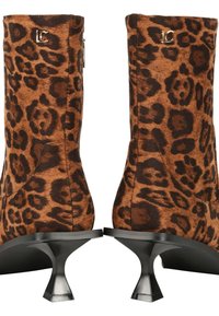 Botines de animal print de leopardo con una paleta de colores en marrón y negro, fabricados en un material suave, que presentan un exclusivo tacón acampanado negro y un acento de logo.