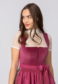 Rotes Samtkleid mit tailliertem Oberteil, geschichteten Rock und Spitzenärmeln. Es verfügt über einen Reißverschluss vorne und eine gebundene Schleife in der Taille.