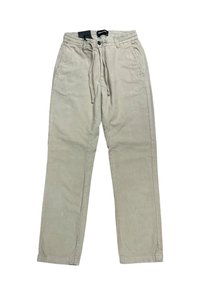 Pantaloni in velluto a coste beige con vita regolabile tramite coulisse, chiusura con bottone e zip, e tasche laterali, distesi su uno sfondo bianco.