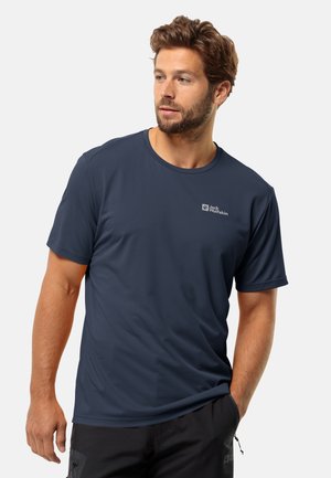 Marineblauw technisch T-shirt met korte mouwen, gemaakt van vochtafvoerende stof, met een klein logo op de borst en een ronde hals.