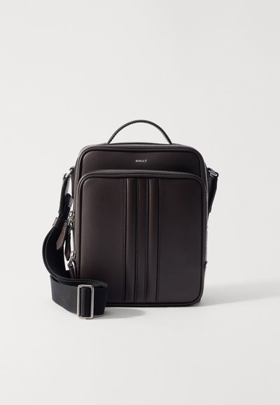 Bally MYTHOS CROSS - Soma ar siksnu pāri ķermenim - ebano
