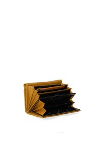 Gele leren portefeuille met een gestructureerd ontwerp, voorzien van meerdere vakken, een ritsvak en zwarte voering.