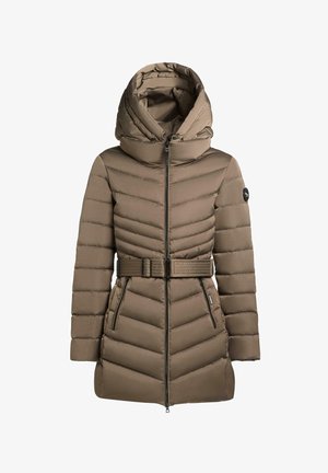 Cappotto imbottito marrone con colletto alto e cappuccio sovradimensionato, dotato di vita con cintura, chiusura con zip e motivo a chevron. Due tasche laterali.