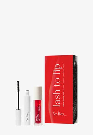 Set dúo de pestañas y labios que incluye un tubo de máscara de pestañas blanco, un tinte transparente para labios y mejillas con una etiqueta roja, presentado en una caja roja audaz con detalles en negro.