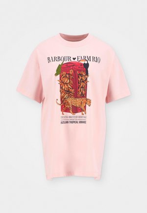 Jasnoróżowa, oversize t-shirt z graficznym nadrukiem czerwonej budki telefonicznej z tropikalnymi elementami, lampartem oraz tekstem w czerni i czerwieni.