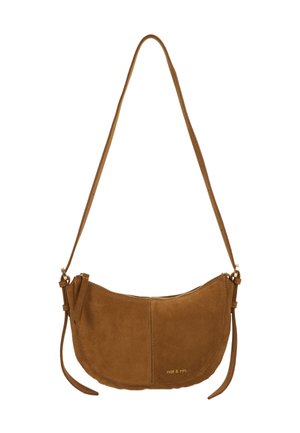 Sac à bandoulière en daim marron avec une fine sangle réglable, un fond arrondi, une fermeture éclair et un petit logo doré "nat & nin" à l'avant.