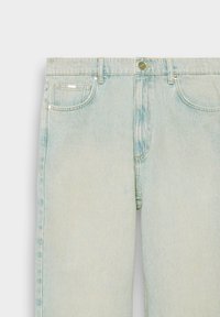 Jeans din denim de culoare albastru deschis, cu talie înaltă, văzuți din față, cu bucle pentru curea, buzunare frontale, nasture și fermoar de închidere pe un fundal simplu.
