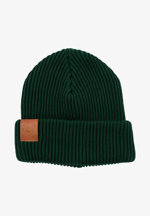 Ciemnozielona dziana czapka z żeberkowym wzorem, z podwiniętym mankietem i brązową skórzaną metką z przodu.