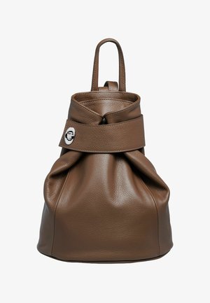Braune Leder-Eimer-Tasche mit einem gerafften oberen Ende und einem silbernen Akzent. Besitzt einen einzigen Griff und eine strukturierte, weiche Oberfläche.
