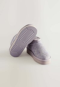 Lilla slip-on sko med en struktureret overflade, der har legende mønstre af skyer og regnbuer. Blød foring og tykke gummisåler.