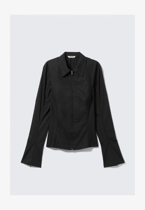 Mustast venivast materjalist pikkade varrukatega särk terava krae, ees lukuga ja lehvikukujuliste varrukaservadega, laotatud heledale taustale.