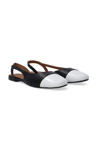 Schwarze Leder-Slingback-Ballerinas mit einer weißen Kappe, flachem Absatz und offenen Seiten. Entworfen mit einem minimalistischen Ästhetik und glatter Textur.