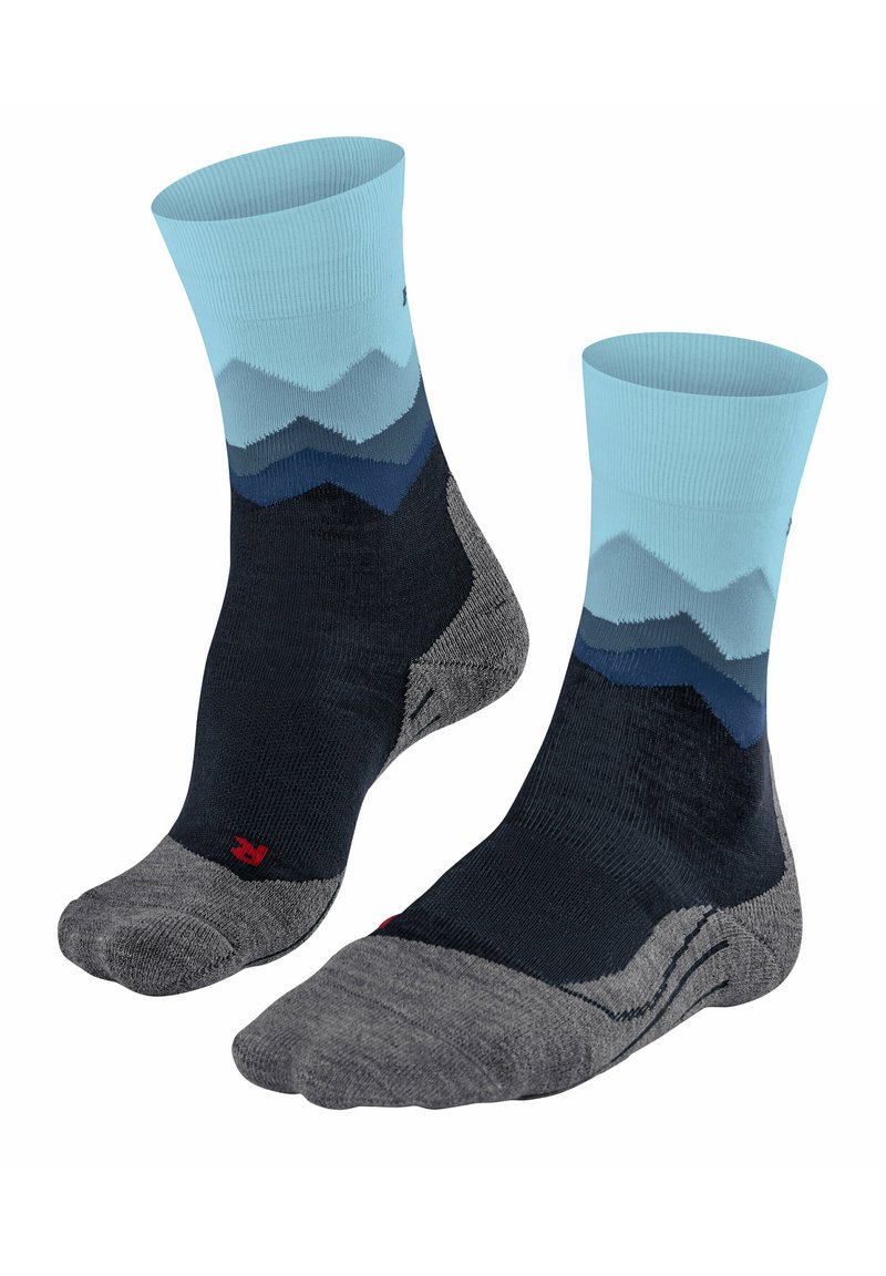 Skarpetki z niebieską mankietą i wzorem górskim w różnych odcieniach niebieskiego i szarości, z czerwonym logo na palcach. Teksturowana tkanina.