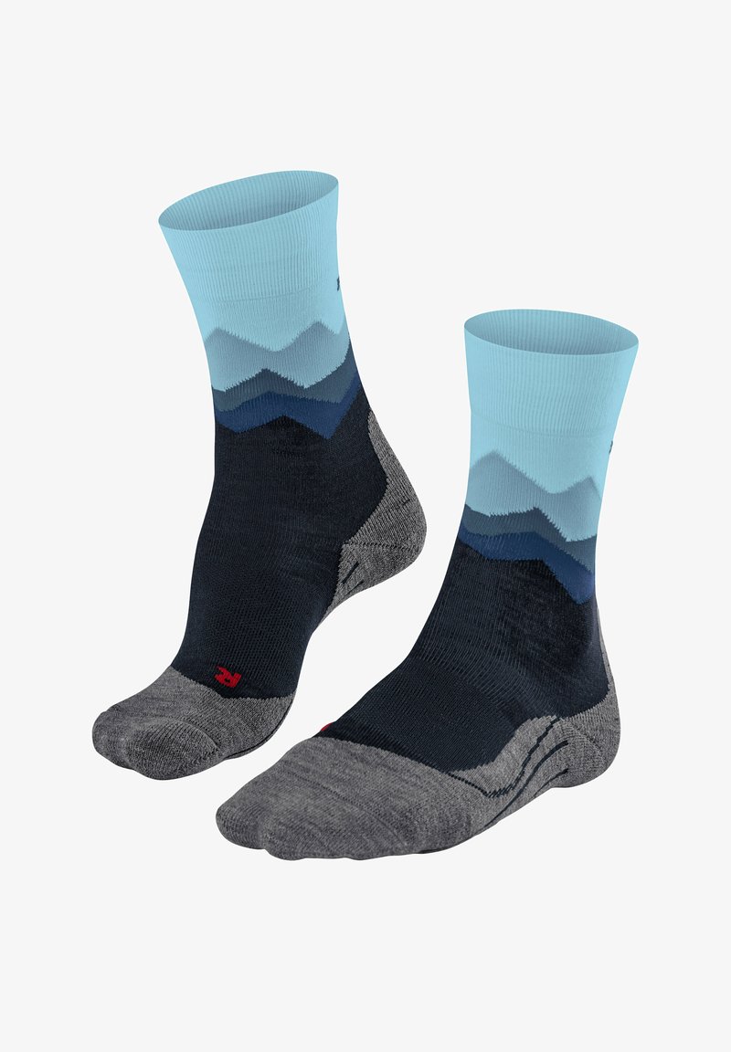Skarpetki z niebieską mankietą i wzorem górskim w różnych odcieniach niebieskiego i szarości, z czerwonym logo na palcach. Teksturowana tkanina.