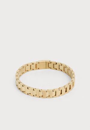 Guldmetallarmband med sammanlänkade rektangulära länkar med en slät yta och klämlås; enhetlig form och textur genom hela armbandet.
